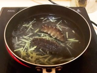 4、家常海参蒸蛋,加入海参，煮3分钟