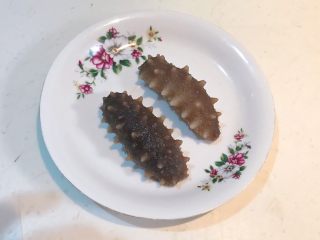 5、家常海参蒸蛋,把海参捞出来