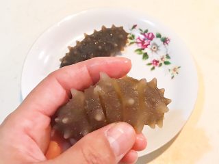 6、家常海参蒸蛋,在海参背部切成4㎜宽的连刀，底边不要切断，切好后备用