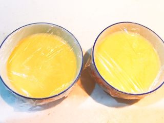 13、家常海参蒸蛋,盖上保鲜膜