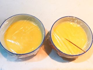 14、家常海参蒸蛋,用牙签在保鲜膜上扎出小孔，便于排气