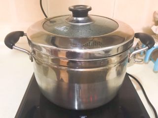 15、家常海参蒸蛋,蒸锅加入适量水烧开