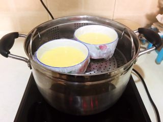 16、家常海参蒸蛋,把装有鸡蛋液的小碗放入蒸锅