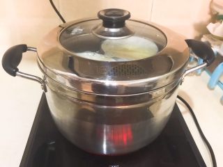 17、家常海参蒸蛋,盖上锅盖，大火烧开后中火烧8分钟即可