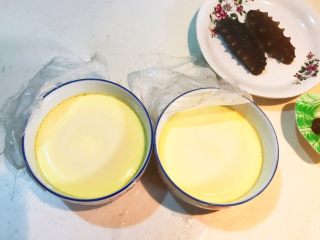 18、家常海参蒸蛋,把鸡蛋碗取出来，打开保鲜膜，鸡蛋液已经凝固了