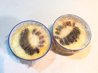 21、家常海参蒸蛋,盖上保鲜膜