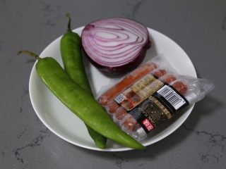 1、青椒炒香肠,材料准备好