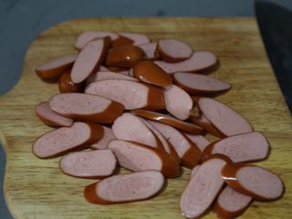 2、青椒炒香肠,香肠切成薄片