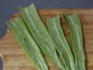 3、青椒炒香肠,青椒剖开，去掉辣心