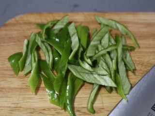 4、青椒炒香肠,再切成小段