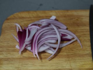 5、青椒炒香肠,洋葱切丝