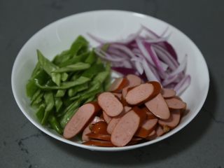6、青椒炒香肠,切好的材料放入盘中待用