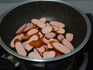 7、青椒炒香肠,锅里倒入少许盐，放入香肠