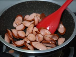 8、青椒炒香肠,翻炒至香肠微焦弯曲