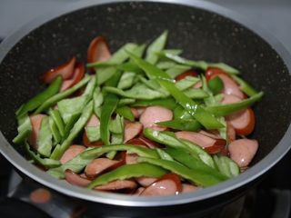9、青椒炒香肠,接着放入青椒