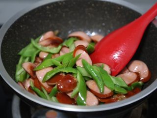 10、青椒炒香肠,翻炒至青椒断生