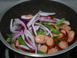 11、青椒炒香肠,再放入洋葱