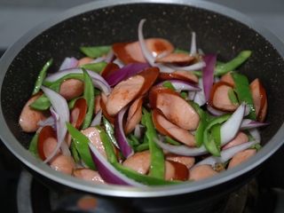 12、青椒炒香肠,大火翻炒几下