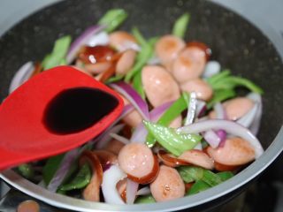 13、青椒炒香肠,调入一勺酱油