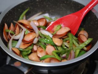 14、青椒炒香肠,大火翻炒均匀