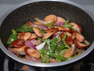 15、青椒炒香肠,最后出锅前撒一些芝麻即可