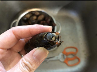 5、蒜香小龙虾,头部剪一刀