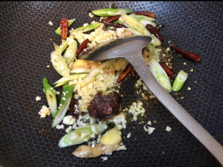 11、蒜香小龙虾,将油倒出，锅内留一点底油，把蒜末葱姜炒香，再加入干辣椒、豆瓣酱