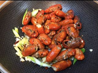 12、蒜香小龙虾,炒出红油后倒入炸好的小龙虾，加入料酒