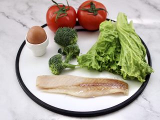1、开放式鳕鱼鸡蛋三明治,首先备齐所有的食材，鳕鱼提前从冰柜取出解冻。