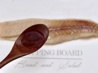 2、开放式鳕鱼鸡蛋三明治,鳕鱼把解冻后洗净的鳕鱼，沥干水分后，先放入料酒去腥。