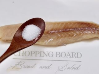 3、开放式鳕鱼鸡蛋三明治,再放入盐调味。