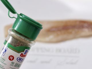 4、开放式鳕鱼鸡蛋三明治,最后撒上黑胡椒碎。