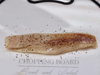 5、开放式鳕鱼鸡蛋三明治,用手把鳕鱼慢慢抓匀后，腌制20分钟。