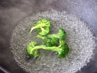 6、开放式鳕鱼鸡蛋三明治,锅中倒入适量的清水，把西兰花进行焯水，变色即可捞出备用。