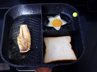 8、开放式鳕鱼鸡蛋三明治,把鳕鱼煎至两面金黄色，鸡蛋煎熟后，把吐司片放到煎锅里，两面加热即可。
