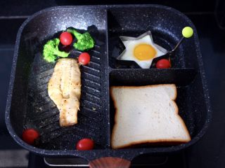 9、开放式鳕鱼鸡蛋三明治,这个时候把焯水的西兰花和小番茄放入锅里稍微煎一下，冬天就喜欢吃热乎乎的饭菜。