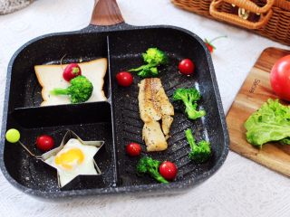 10、开放式鳕鱼鸡蛋三明治,好吃又营养丰富的开放式鳕鱼鸡蛋三明治，就完美出锅咯。