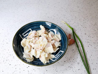 1、酸辣馄饨,准备好材料