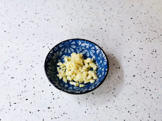 2、酸辣馄饨,蒜切末