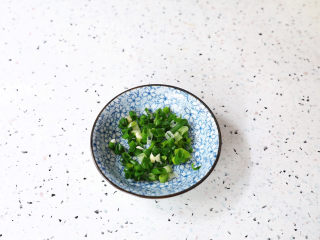 3、酸辣馄饨,葱切葱花