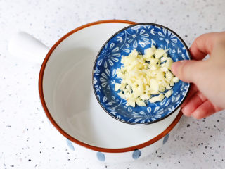 4、酸辣馄饨,碗中加入蒜末