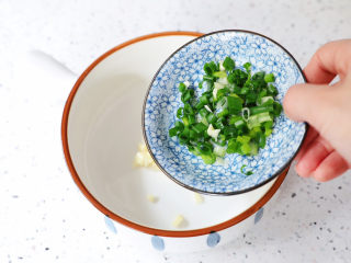 5、酸辣馄饨,加入葱花