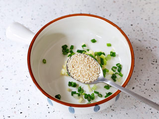 6、酸辣馄饨,加入白芝麻