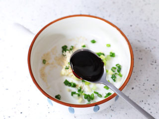 7、酸辣馄饨,加入蚝油