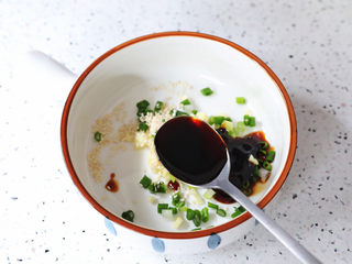 8、酸辣馄饨,加入生抽