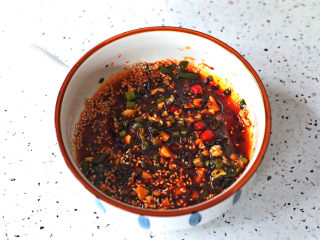 11、酸辣馄饨,搅拌均匀备用