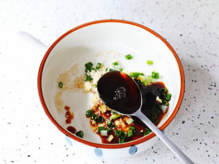 9、酸辣馄饨,加入陈醋