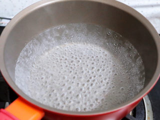 12、酸辣馄饨,锅中烧开水