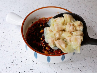 15、酸辣馄饨,捞出放入酱汁中