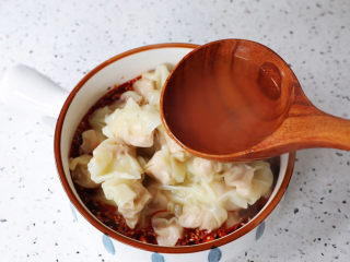 16、酸辣馄饨,再加入适量的煮馄饨的汤，拌匀即可